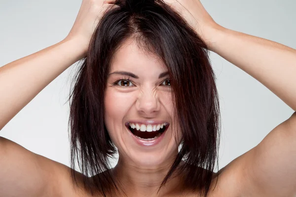 Portrait de filles hurlantes tenant ses cheveux — Photo