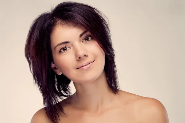 Retrato de una chica con el pelo corto y una sonrisa fácil (retro ) — Foto de Stock