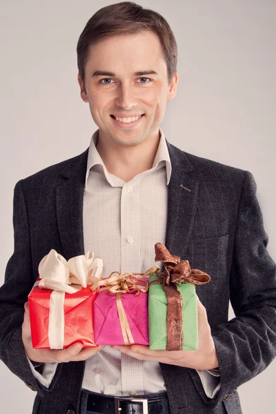 Retrato de un hombre en traje con regalos y sonrisa (retro ) — Foto de Stock