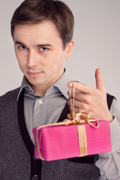 Porträtt av en man erbjuder ljusa gåva (retro) — Stockfoto