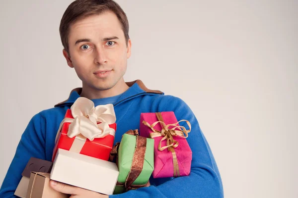 Retrato de un hombre sorprendido con regalos (retro ) — Foto de Stock