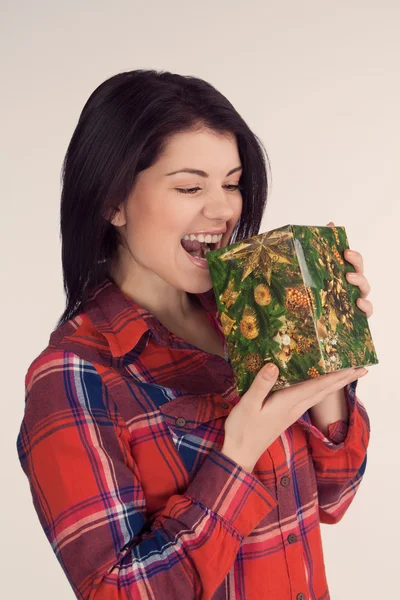 Chica en una camisa a cuadros morder regalo (retro ) — Foto de Stock