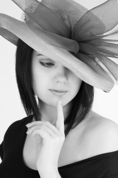 に向かって帽子外観で女の子の黒と白の肖像画 — ストック写真