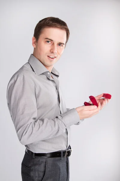 Retrato de un hombre con una caja para joyas sorprendido y abrió la boca —  Fotos de Stock