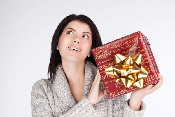 Ritratto di una ragazza che alza lo sguardo a sorpresa con un regalo — Foto Stock