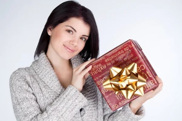 Retrato de una chica con un regalo en svitore linda sonrisa —  Fotos de Stock