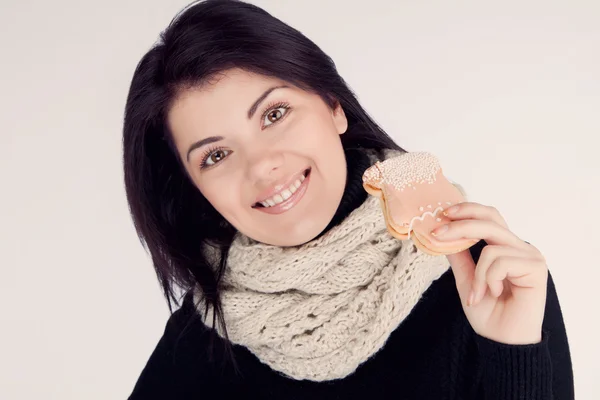 Portret van een meisje dragen een sjaal met cookies (retro) — Stockfoto