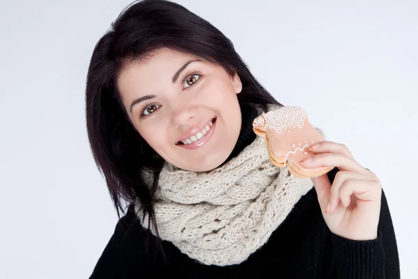 Retrato de uma menina usando um cachecol com biscoitos — Fotografia de Stock