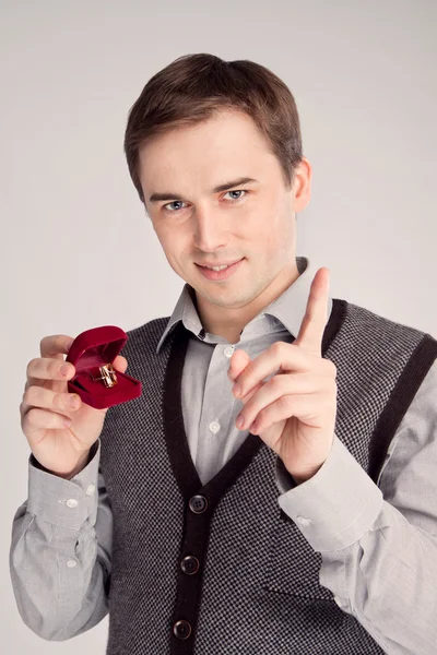 Porträtt av en man som håller en ring och visar tummen upp (retro) — Stockfoto