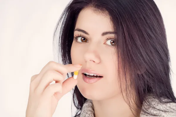 Portet ragazza prende la medicina e guardando dritto nella fotocamera (retro ) — Foto Stock