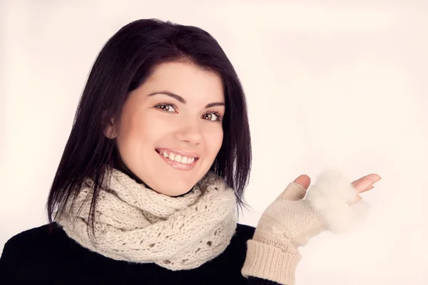 Retrato de chica sonriente mostrando una mano hacia (retro ) —  Fotos de Stock