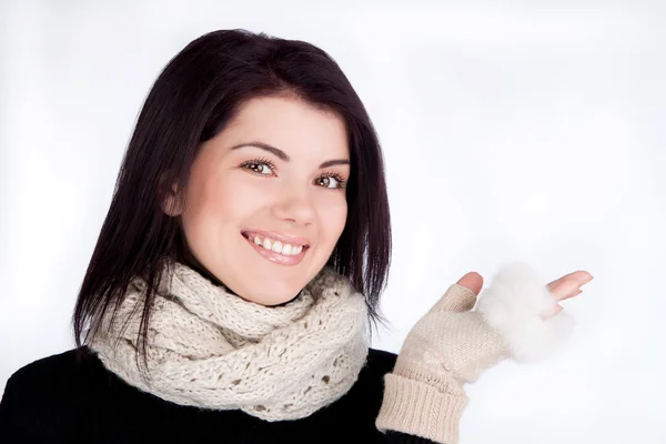 Retrato de chica sonriente mostrando una mano hacia —  Fotos de Stock