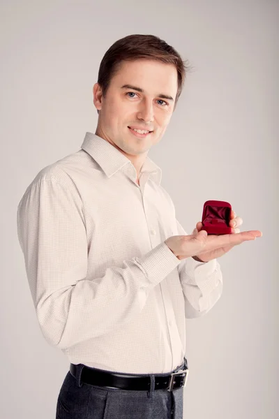 Guy holds the jewelry box on the hand in front of him (retro) — Stock Photo, Image