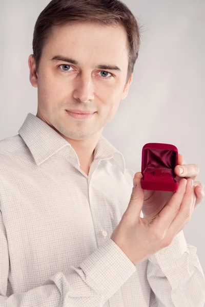 Man houdt sieraden doos in de buurt van het gezicht (retro) — Stockfoto