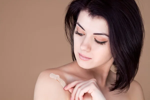 Girl peels shoulder patch, clear skin — Stock Photo, Image