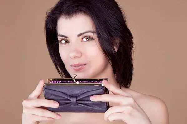Lány tart előtt egy nyitott pénztárca mosolyogva közelről — Stock Fotó