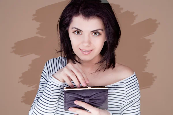 Chica sostiene delante de una cartera abierta sonriendo, tonificación inusual —  Fotos de Stock