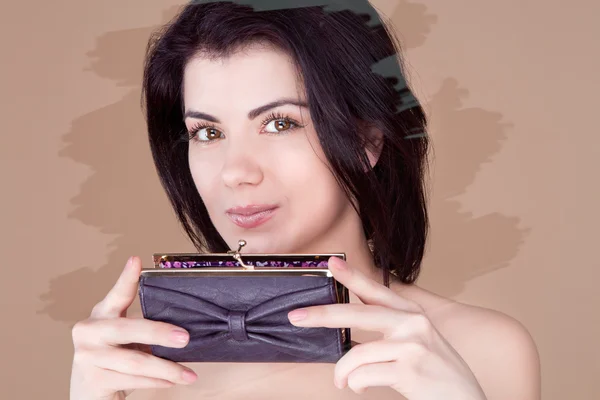 Meisje houdt voor een open portemonnee glimlachend close-up, ongewone toning — Stockfoto