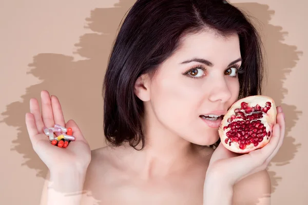 Chica hace una elección entre la medicina y la fruta, tonificación inusual —  Fotos de Stock