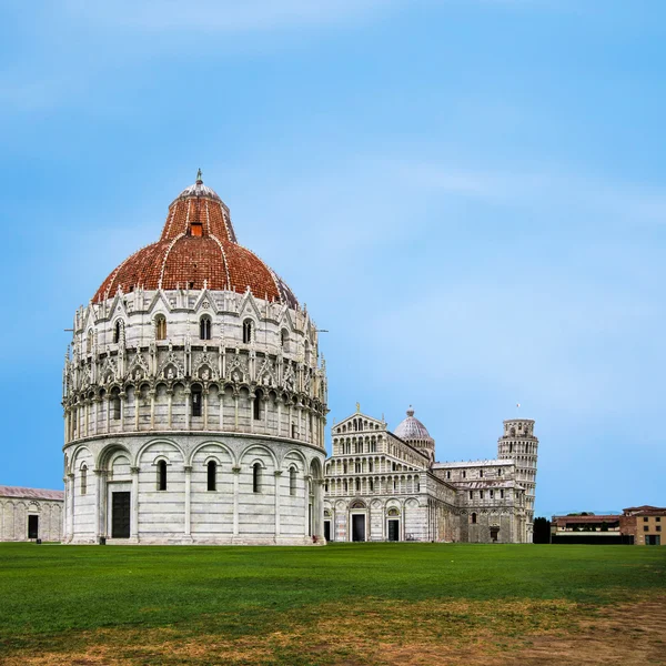 Piazza dei Miracoli and the leaning tower of Pisa, Italy — Stock Photo, Image