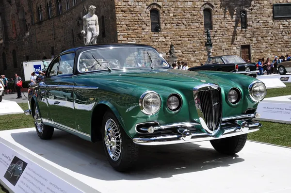 Florence, İtalya - 15 Haziran: limited edition eski model araba lancia aurelia b52 vignale — Stok fotoğraf