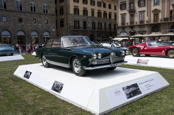 FLORENCIA, ITALIA - 15 de junio de 2014: Alfa Romeo 2000 Praho Touring —  Fotos de Stock