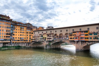 Ponte Vecchio, İtalya, Floransa 'daki Arno nehri üzerinde.