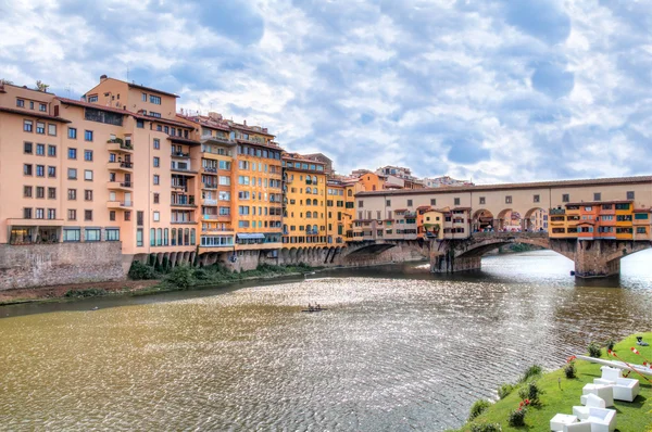 Ponte Vecchio over de rivier de Arno in Florence, Italië — Stockfoto