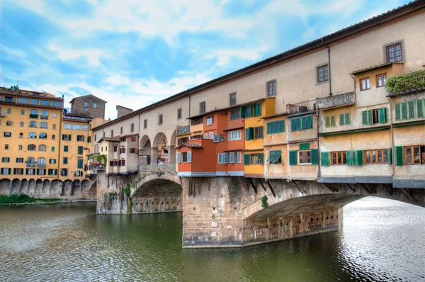 Ponte Vecchio přes řeku Arno ve Florencii, Itálie — Stock fotografie