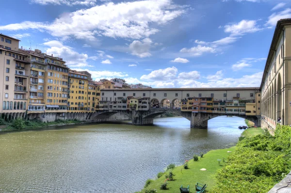 Słynnego ponte vecchio z rzeki arno we Florencji, Włochy — Zdjęcie stockowe