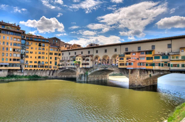 Słynnego ponte vecchio z rzeki arno we Florencji, Włochy — Zdjęcie stockowe