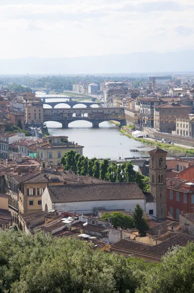 Włochy, Florencja, słynnego ponte vecchio i arno rzeki — Zdjęcie stockowe