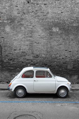 A Fiat 500  on the street of Pisa
