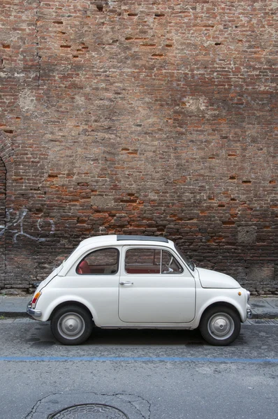 JUNE - JUNE 13: A Fiat 500 on June 13, 2014 on the street of Pisa — Stock Photo, Image