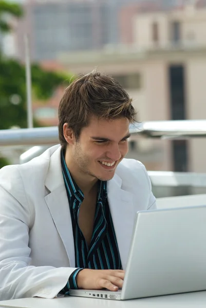 Homem de negócios com laptop — Fotografia de Stock