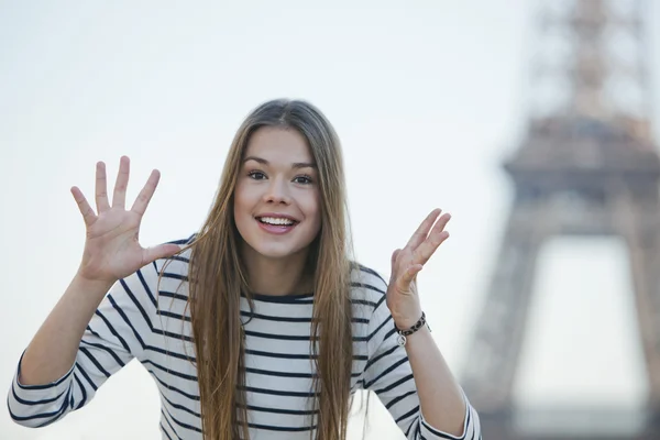Vrouw gebaren en glimlachen — Stockfoto