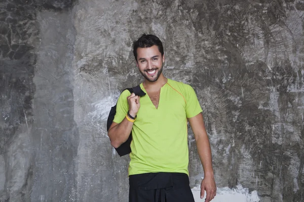 Retrato de um homem sorrindo com segurando um saco — Fotografia de Stock