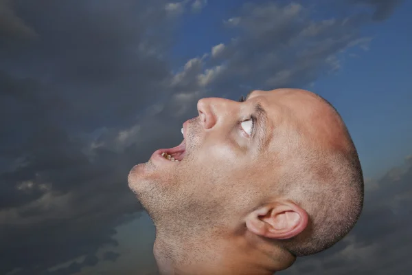 Homem olhando para o céu e gritando — Fotografia de Stock