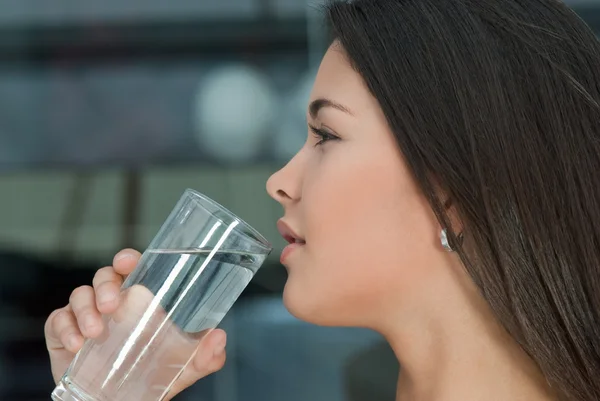 Vrouw die water drinkt Stockfoto