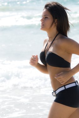 Bikini plaj üzerinde çalışan kadın