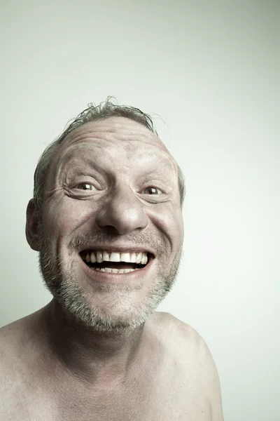 Uomo espressivo facendo una faccia divertente — Foto Stock