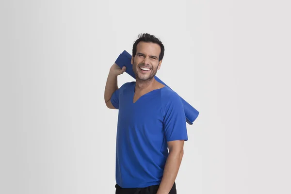 Porträtt av en man håller yogamatta och ler — Stockfoto