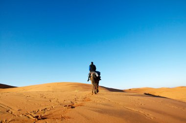 çöl dunes yürüyen adam