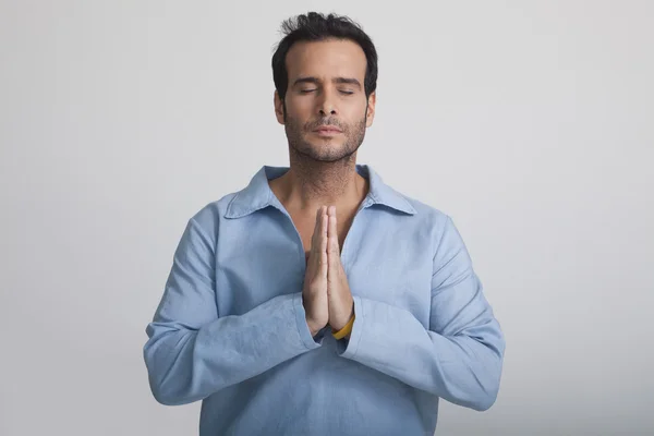 Närbild av en man mediterar — Stockfoto