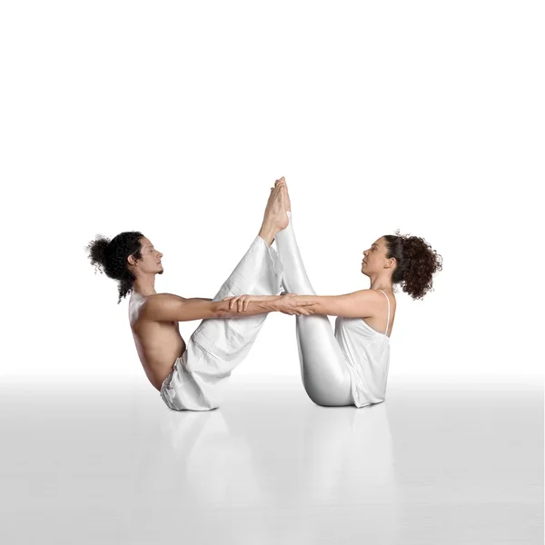 Jeune couple pratiquant Pilates — Photo