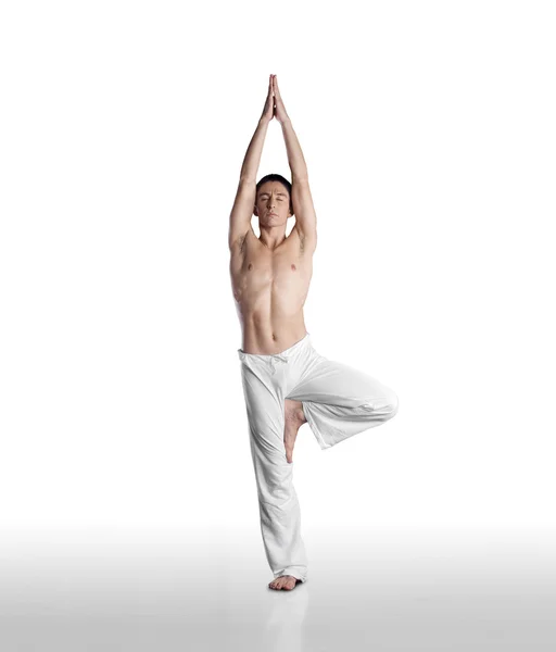Jonge mannen beoefenen van yoga Stockafbeelding