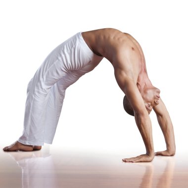 Yoga yapan adam.