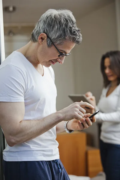 Bărbatul trimite mesaje text cu soția sa folosind o tabletă digitală — Fotografie, imagine de stoc
