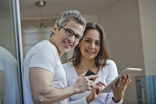 Portrait of a couple smiling at home — Stock Photo, Image