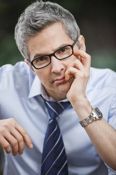 Retrato de un hombre de negocios pensando — Foto de Stock